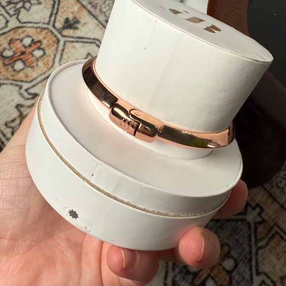 Bomb Party Single Hinged Cuff - Wrapped in a Bow - Rose gold - Picture 2 of 3